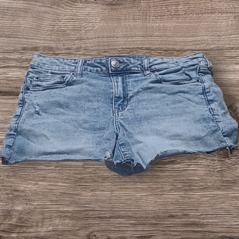 WOMEN'S AMERICAN EAGLE NE(X)T LEVEL STRETCH MIDI DISTRESSED SHORTS